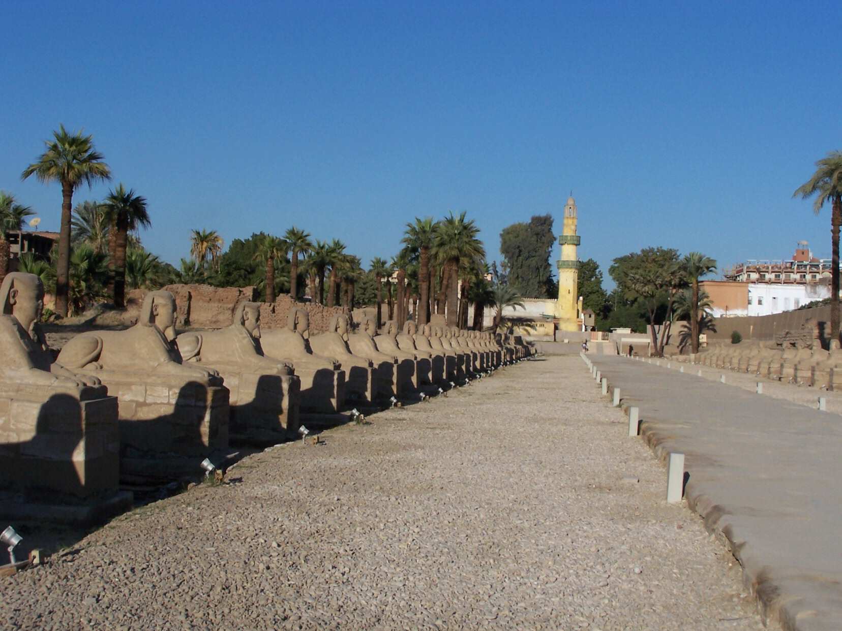 Alle des Sphinx qui reliait les temples de Louxor et de Karnak, distants de 2,7 Km.